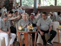 Gathering-kantor-DPRT4829.webp